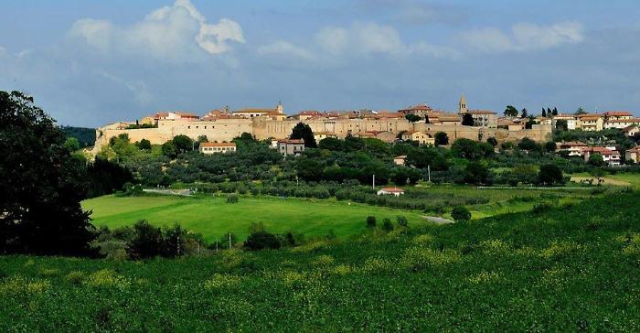 Arrivano le fototrappole contro i furbetti che abbandonano i rifiuti: sanzioni fino a 500 euro