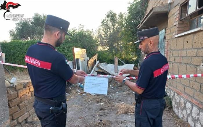 Rifiuti edili, plastica e polistirolo sepolti in un terreno agricolo: due persone denunciate