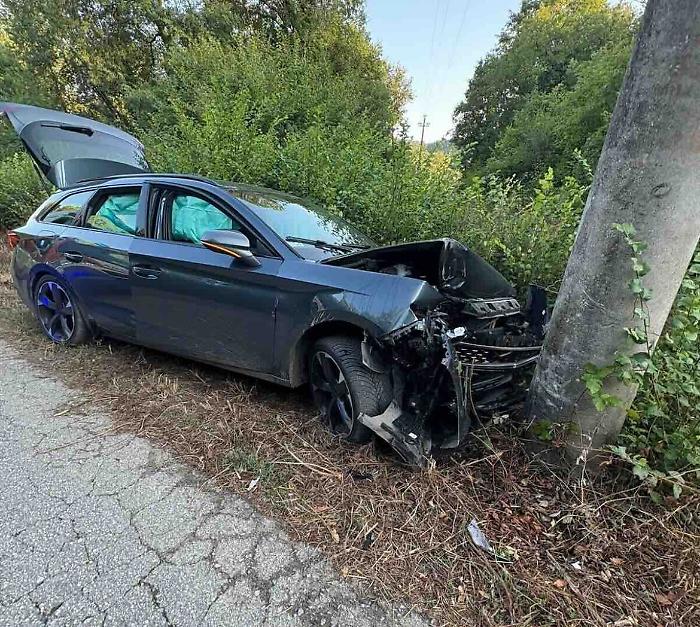 Auto con tre persone a bordo si schianta contro un palo: gravissimo un 13enne, feriti i genitori