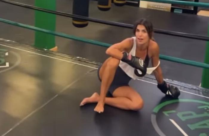 Elisabetta Canalis, le storie su Instagram con il kick boxing: l'allenamento è uno spettacolo