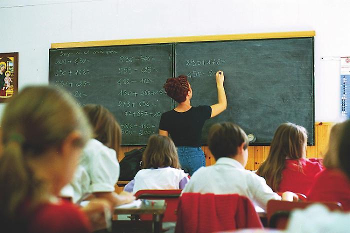 Scuola, tagli alle cattedre e centinaia di insegnanti idonei da stabilizzare: l'allarme del sindacato 