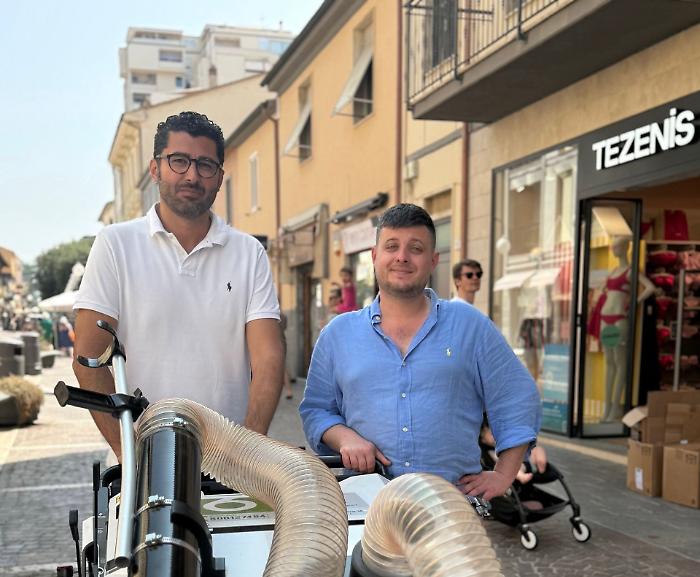 Operazione pulizia in centro per l'estate: in via Roma debutta la spazzatrice 