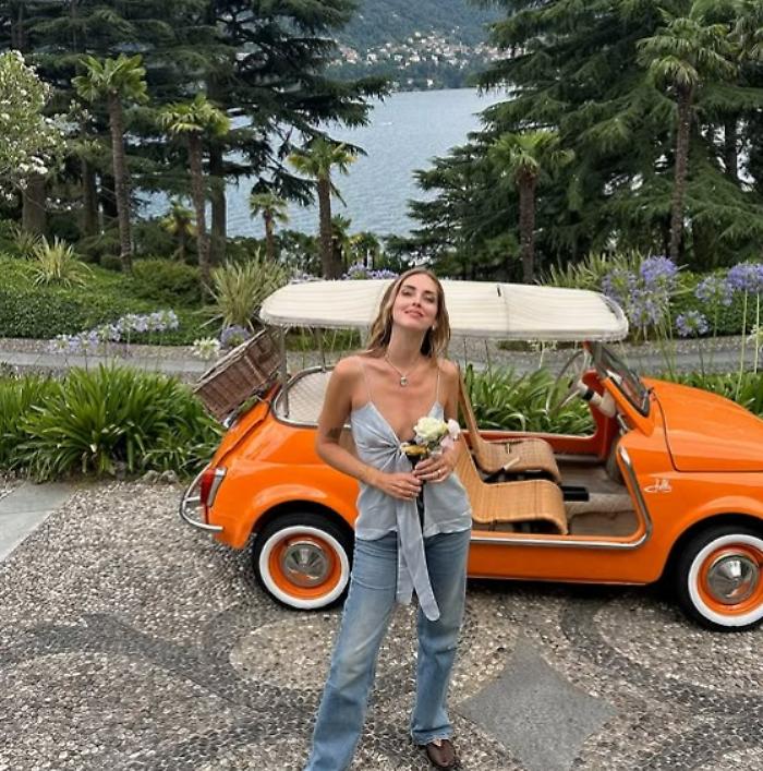 Chiara Ferragni torna sul lago di Como dove aveva la villa con Fedez e una fan chiede: "Come hai fatto? Io soffrirei troppo". L'influencer sorride tra scorci mozzafiato, barca e spaghetti alle vongole
