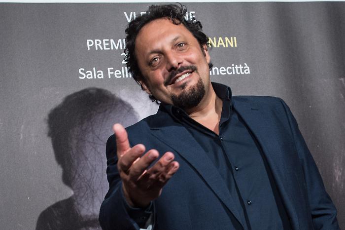 Ma... Diamoci del tour! In Europa stasera 22 luglio: Enrico Brignano alla scoperta del Vecchio Continente. Tutte le anticipazioni