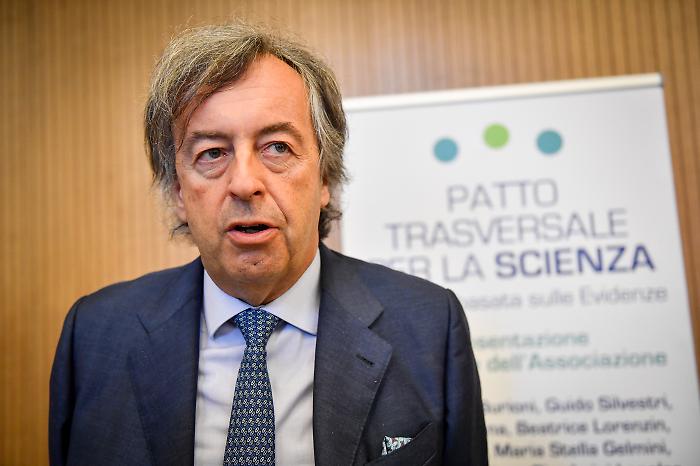 West Nile, Roberto Burioni: "I somaroni se la prendono con i migranti egiziani, ma l'uomo non c'entra niente nella trasmissione"
