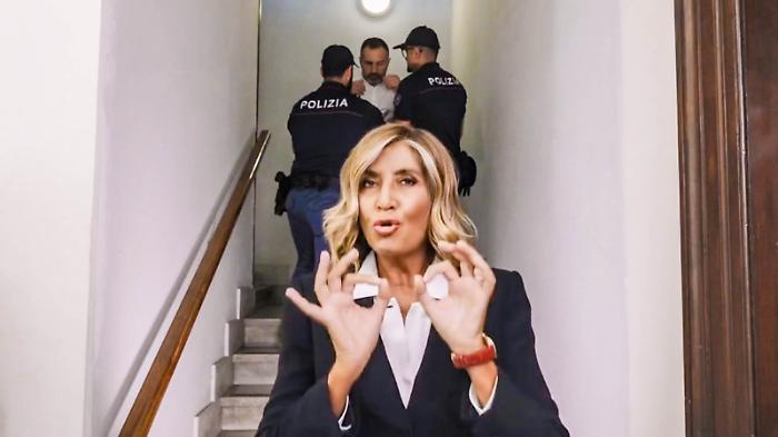 Il finto corriere e il falso incidente: Gina non ci casca! Lo spot anti-truffa della Polizia con Myrta Merlino
