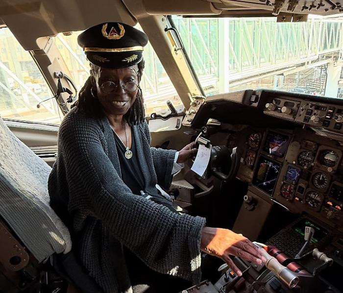 Whoopi Goldberg, la paura (vinta) di volare e l'infanzia difficile.  Perché si chiama così, cosa fa oggi  e tutte le curiosità. Un mito del cinema tra Ghost a Sister Act