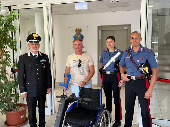 I carabinieri ritrovano la carrozzina elettrica rubata a un disabile: la riconsegna in diretta su Rai1 