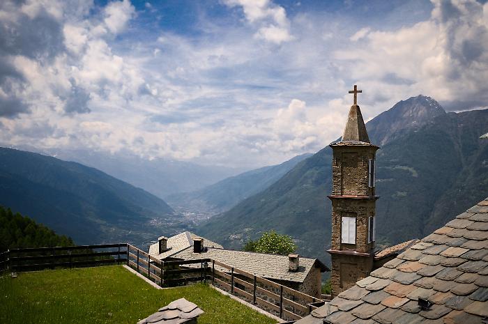 Addio città: perché sempre più italiani si trasferiscono in piccoli borghi (e guadagnano di più, vivono meglio)