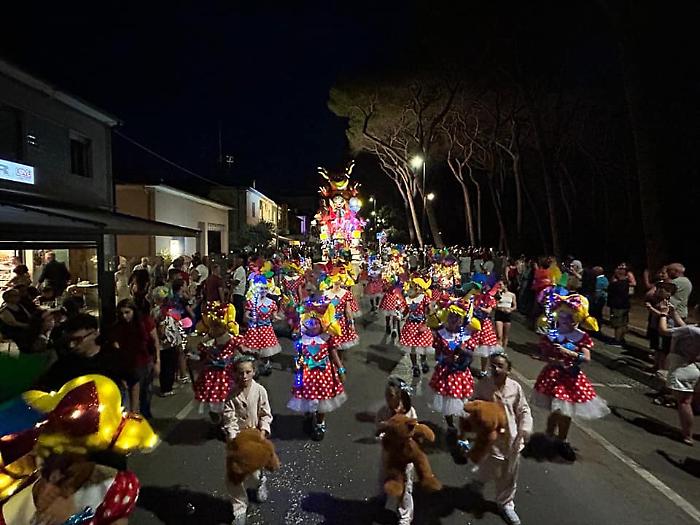 &Egrave; Carnevale d'estate: carri e mascherate sfilano nell'arena del Parco centrale