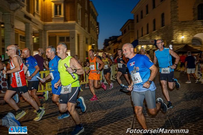 Da Marina a Marina: la mezza maratona di mezzanotte dà spettacolo nell'estate grossetana