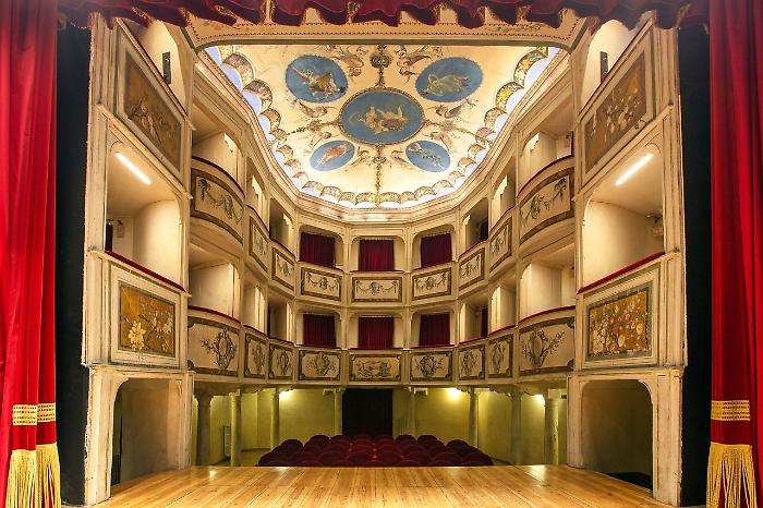 Freedom – Oltre il Confine stasera 27 luglio tra cultura, storia e leggende: alla scoperta del teatro più piccolo del mondo
