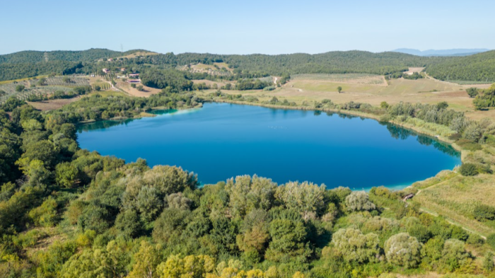 Il lago dell'Accesa si rifà il look: interventi su strada, ponte, arredi, segnaletica. E due mesi di eventi 