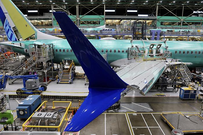 Boeing 737 Max, ancora problemi:  le certificazioni per le versioni 7 e 10 slittano al 2026