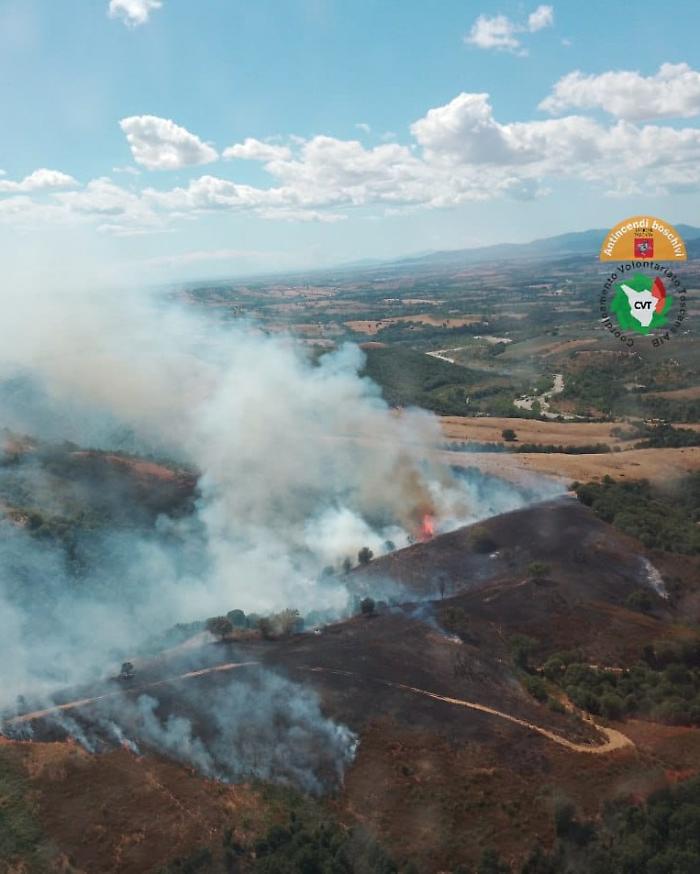 Tre incendi in corso, in fiamme la foresta del Belagaio