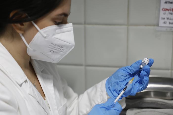 Vaccino Covid e reazioni avverse, lo studio su 1,5 milioni di persone. Burioni: "Uno dei farmaci più sicuri mai messi a punto"