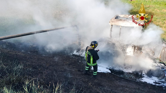 Trattore distrutto dalle fiamme in un'azienda agricola