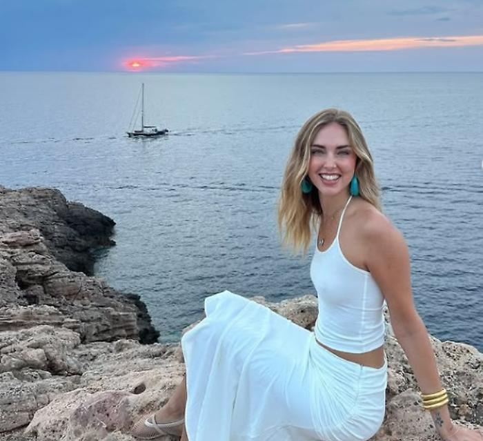 Chiara Ferragni si gode le Baleari: a Ibiza e Formentera sorrisi, bikini colorati e tanta eleganza