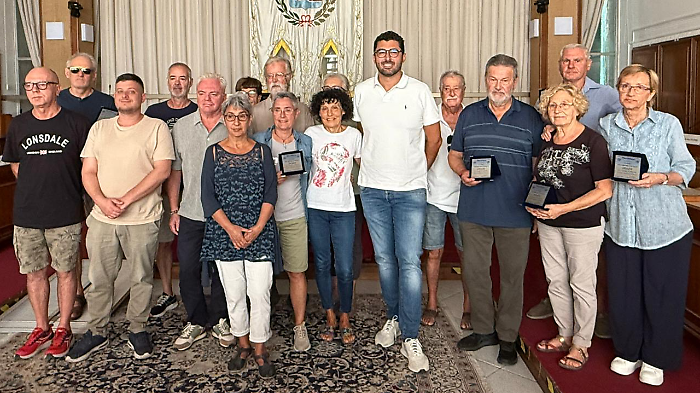 L’associazione “Vogliamo una città pulita” riceve una targa dal Comune