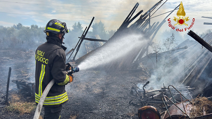 Fiamme minacciano una casa e un annesso agricolo, paura per le bombole di gpl