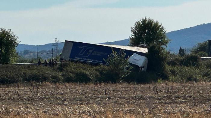 Tir fuori strada, deviazioni e code sulla Statale Aurelia