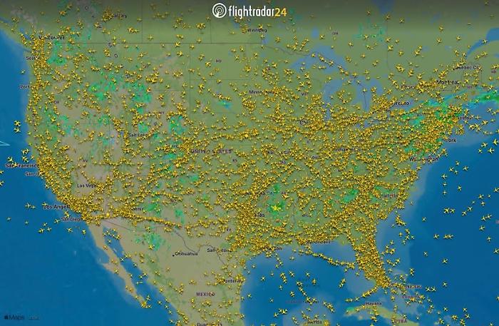 Un ingorgo di aerei nel cielo: 8.500 in volo nello stesso momento negli Usa e con le stesse rotte per evitare il maltempo