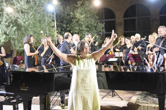 Il sogno realizzato di Mariachiara: dirigere per una sera l'Orchestra sinfonica di Grosseto – IL VIDEO