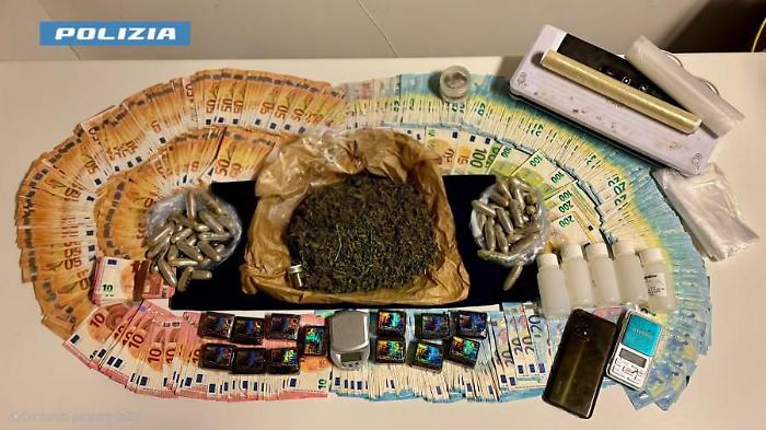 Supermarket della droga in casa con eroina, marijuana, hashish e metadone: arrestato spacciatore pregiudicato
