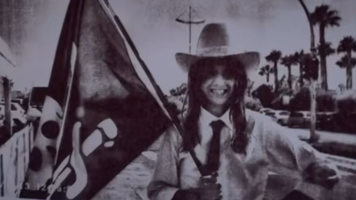 Lucio Corsi e una bandiera dei pirati