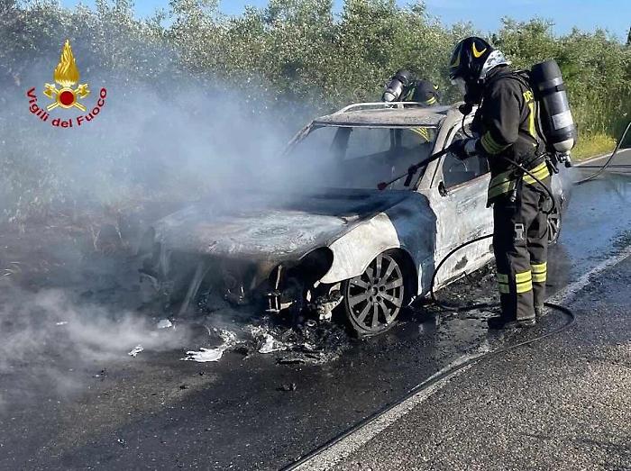 Due auto in marcia prendono fuoco in un pomeriggio a Roselle