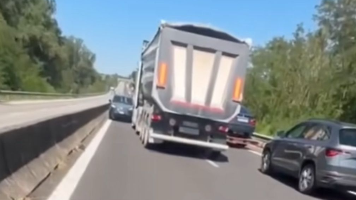 Anziano imbocca la superstrada contromano: tragedia sfiorata sulla E45. Il video