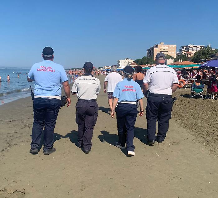 Malore fatale mentre pesca, cade in acqua e muore