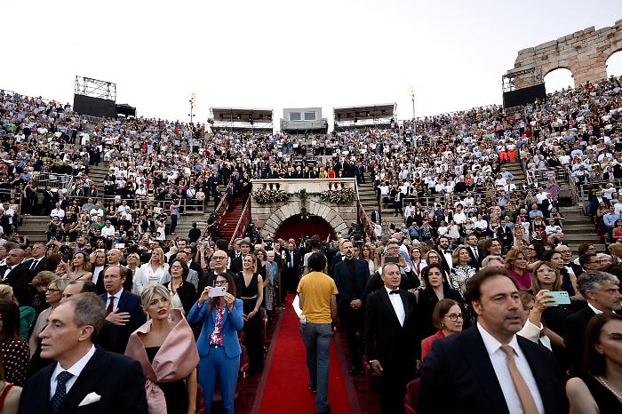 Stasera 12 agosto Il Barbiere di Siviglia: La Grande Opera dall'Arena di Verona emoziona