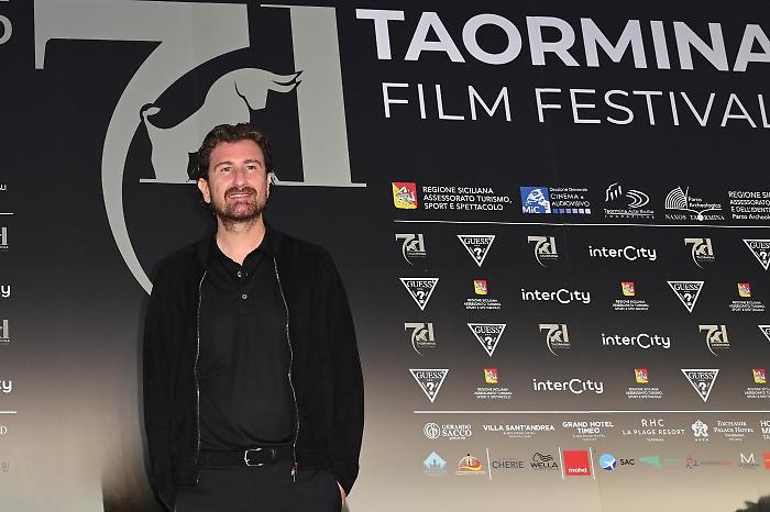 Tramite Amicizia stasera 12 agosto: l'amico in affitto secondo  Alessandro Siani. Cast e trama della commedia