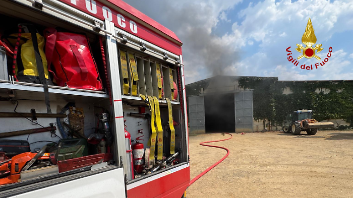 A fuoco un capannone agricolo, paura per il concime chimico e le bombole