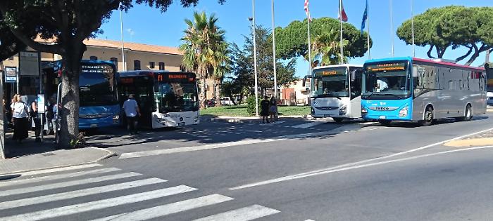 Caos traffico: "Autisti dei pullman costretti a manovre pericolose e utenti abbandonati alle fermate"