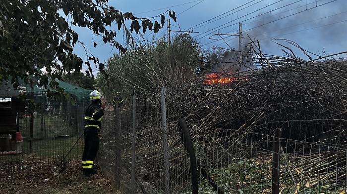 Spento il rogo lungo la ferrovia: salve le abitazioni, deviato il traffico sull'Aurelia