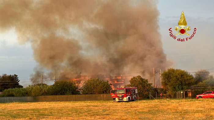 Fiamme lungo la ferrovia, minacciate le abitazioni 