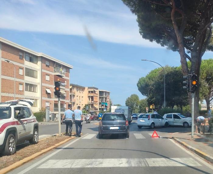 Scontro all'incrocio, traffico in tilt
