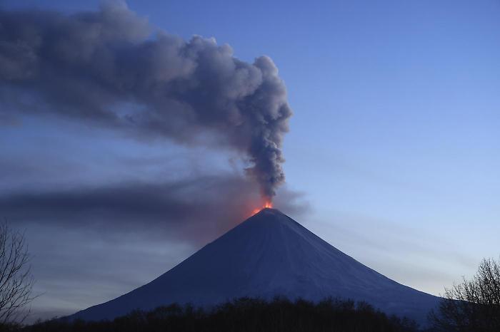 L'eruzione del vulcano Klyuchevskoy, i voli per l'Alaska cancellati e il vertice Trump-Putin a rischio. I precedenti dell'Eyjafjallajökull e del Galunggung 