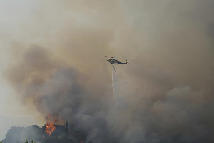 La Maremma brucia ancora: altro incendio, le fiamme minacciano i casolari. In volo gli elicotteri della Regione
