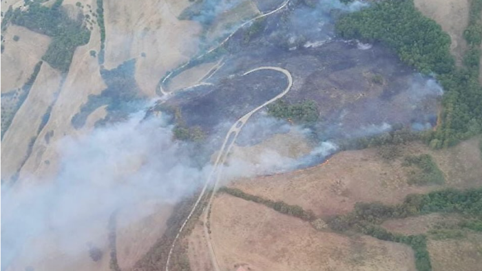 Bruciano da ore le colline di Cana: paura per le case, le fiamme si propagano con il vento