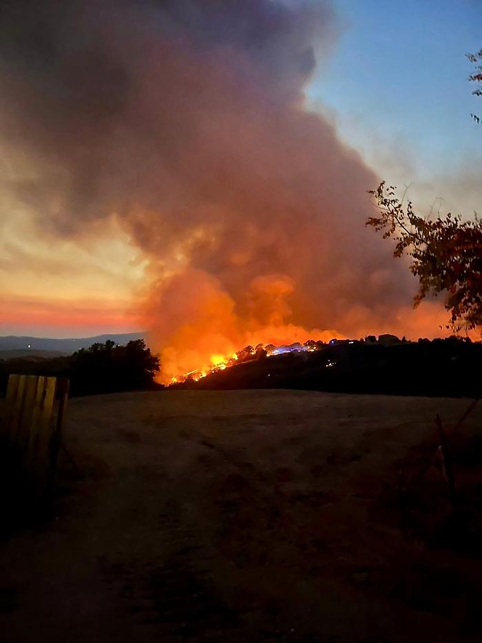Avanza il fuoco sulle colline di Cana: in pericolo case, poderi e aziende agricole