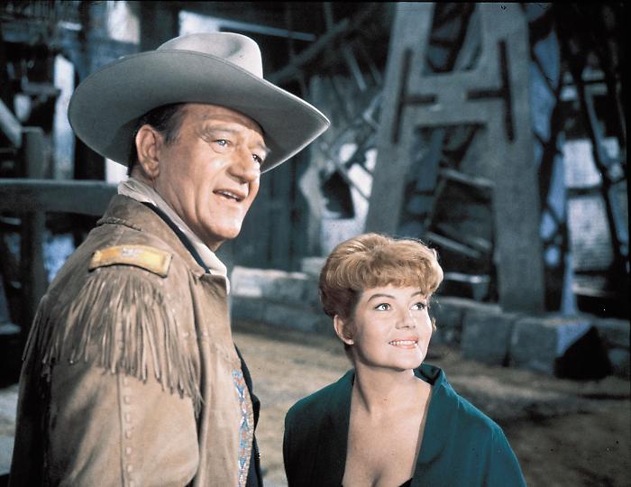 John Wayne, una leggenda del cinema mondiale: tre mogli, sette figli, il cancro allo stomaco, le idee politiche. Nessuno lo ha dimenticato