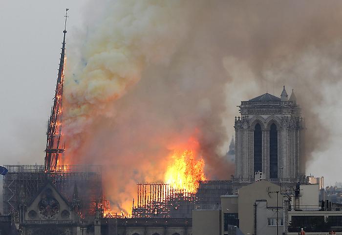 Notre-Dame: dall'incendio e la paura alla ricostruzione e la speranza. Cause e racconto di un evento che ha cambiato il mondo