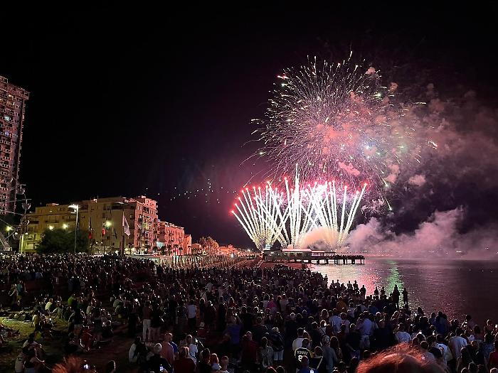 La Giunta comunale e i fuochi d'artificio dal palco vietato: "E due di loro si sono pure fatti male"