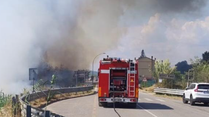 Fiamme a Caldana: tre case in pericolo, nove persone evacuate