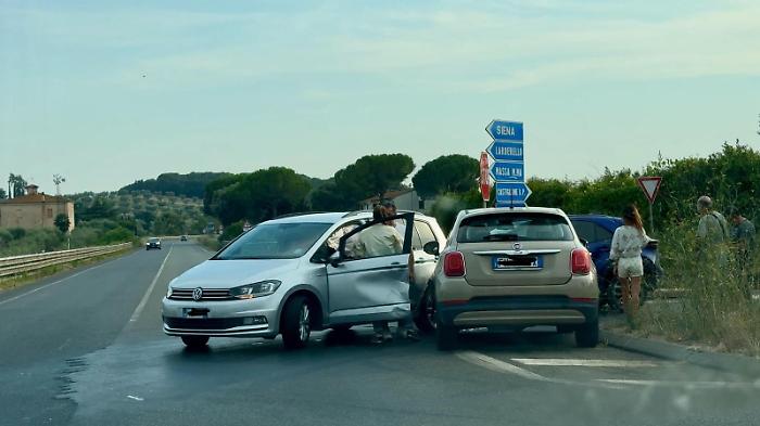 Scontro fra due auto allo svincolo della Statale Aurelia, traffico rallentato 