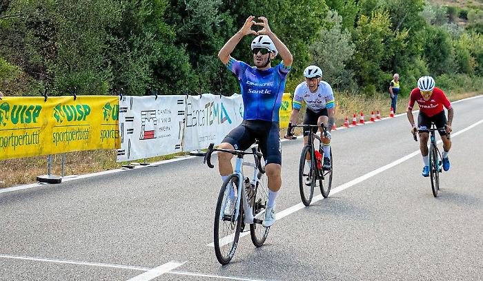 Conforti e Silvestri a braccia alzate nel trofeo dei Briganti