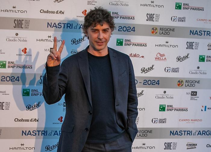 Restiamo amici stasera 19 agosto: humor, emozione e un’avventura rocambolesca. Trama e cast del film